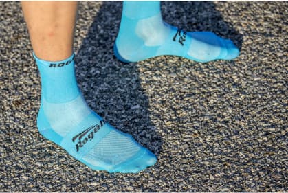 Antibakteriálne jednofarebné ponožky s miernou kompresiou Rogelli Q-SKIN, svetlo modré